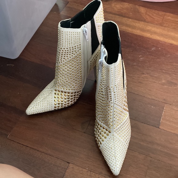 Jeffrey Campbell white and gold STUDD Booties Boots Size 7 New - Picture 2 of 9